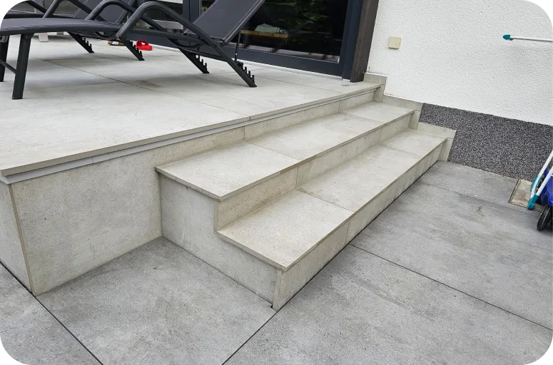 Außentreppe und Terrasse mit großformatigen Platten