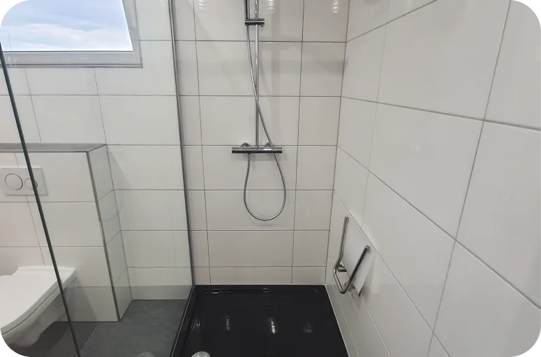 Bodengleiche Dusche mit weißen Wandfliesen