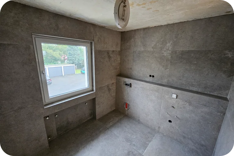 Badezimmer mit großformatigen Fliesen in Betonoptik