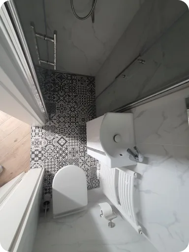 Badezimmer mit Mosaikfliesen im Duschbereich